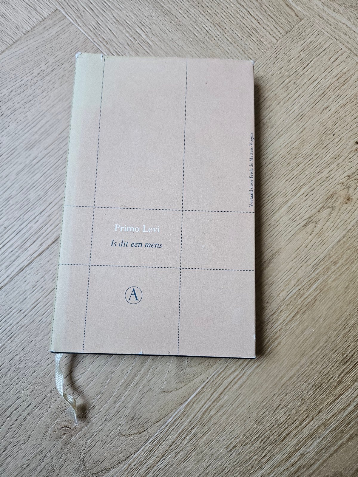 Is dit een mens - Primo Levi (hardcover), Ophalen of Verzenden, Zo goed als nieuw, Primo Levi, Nederland