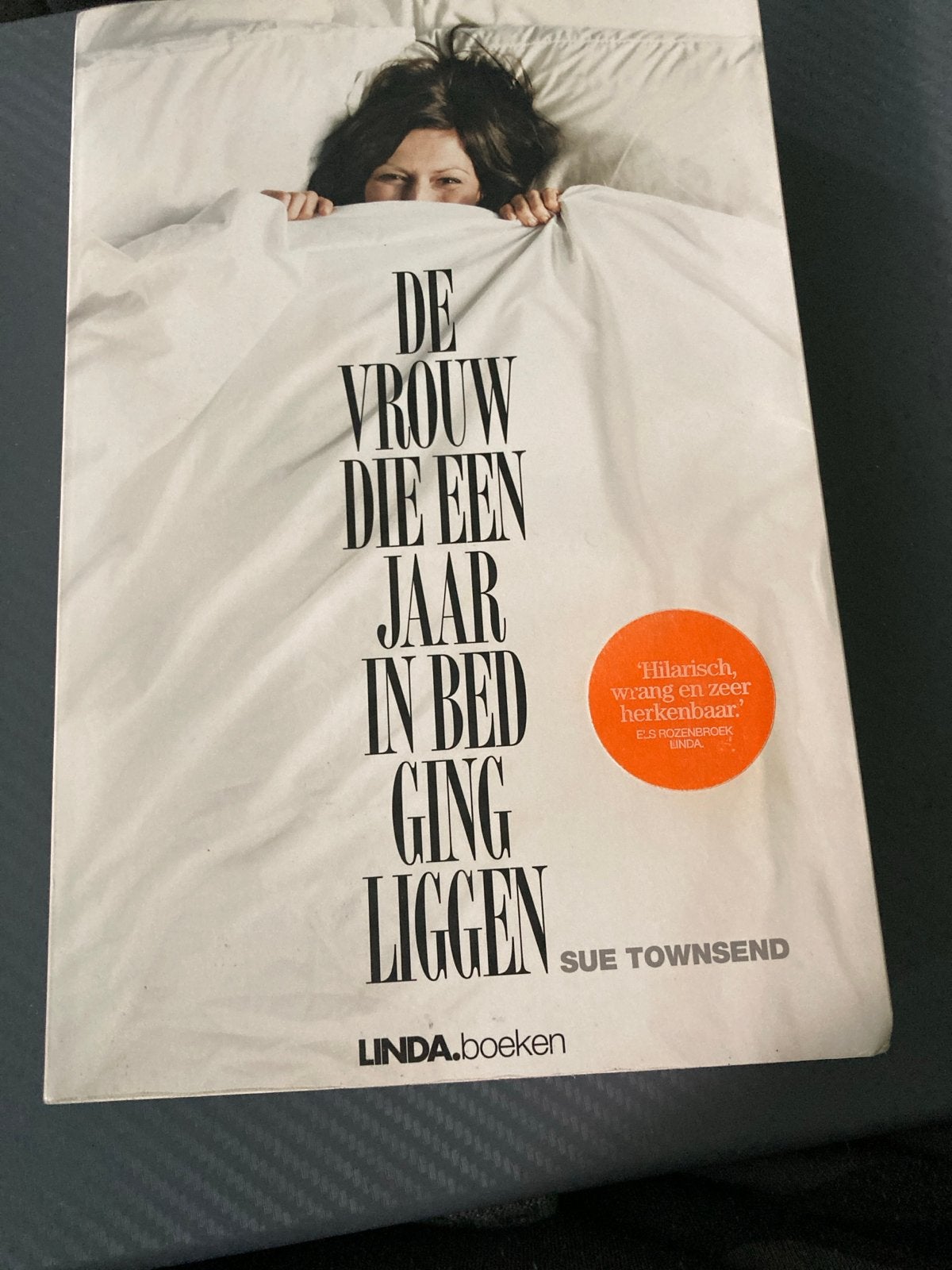 De vrouw die een jaar in bed ging liggen - Sue Townsend, Boeken, Ophalen of Verzenden, Zo goed als nieuw, Nederland