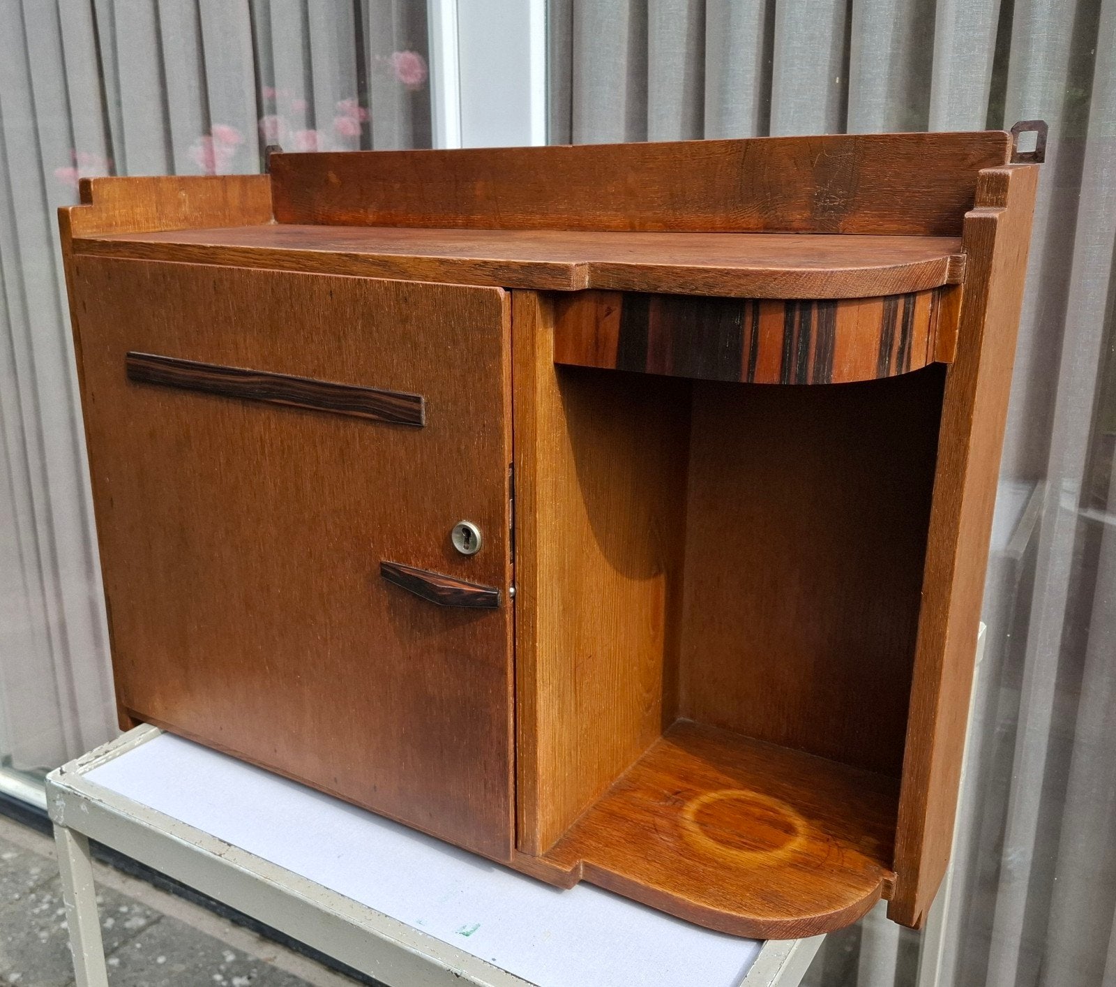 Art Deco hangkastje., Ophalen