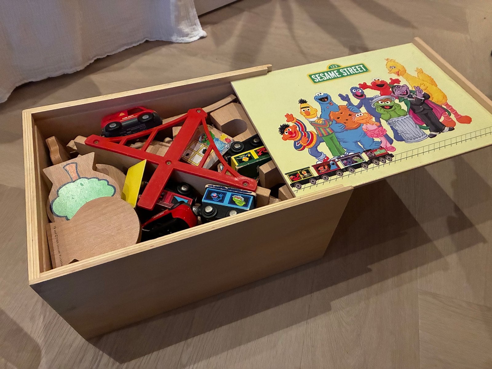 Sesamstraat houten treinbaan met figuren in opbergkist, Ophalen of Verzenden, Gebruikt, Overige typen