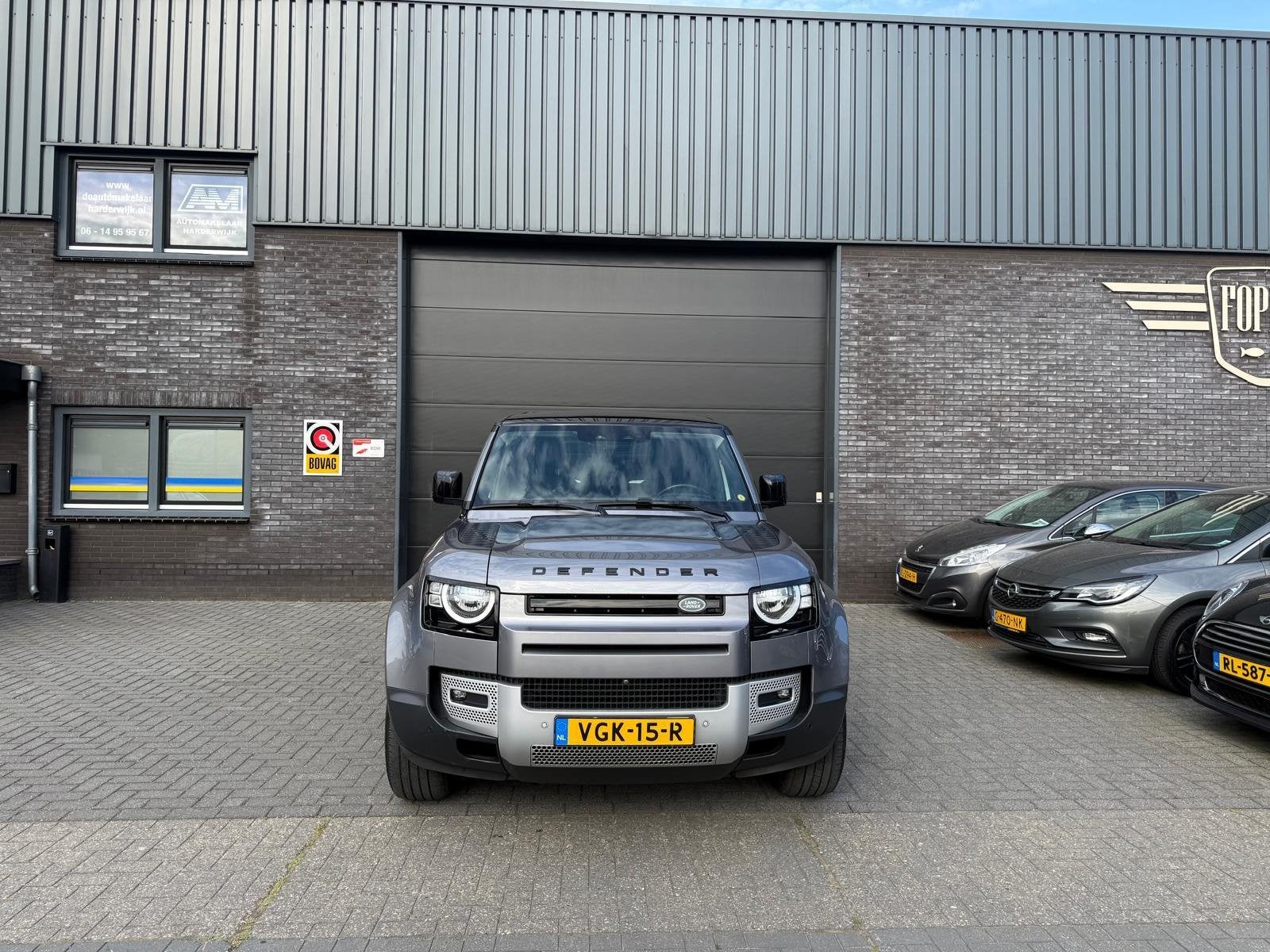 Land Rover Defender 2.0 D240 110 S | 3/6/12MND GARANTIE | GR, Auto's, 4 cilinders, Parkeersensor, Leder en Stof, Bedrijf