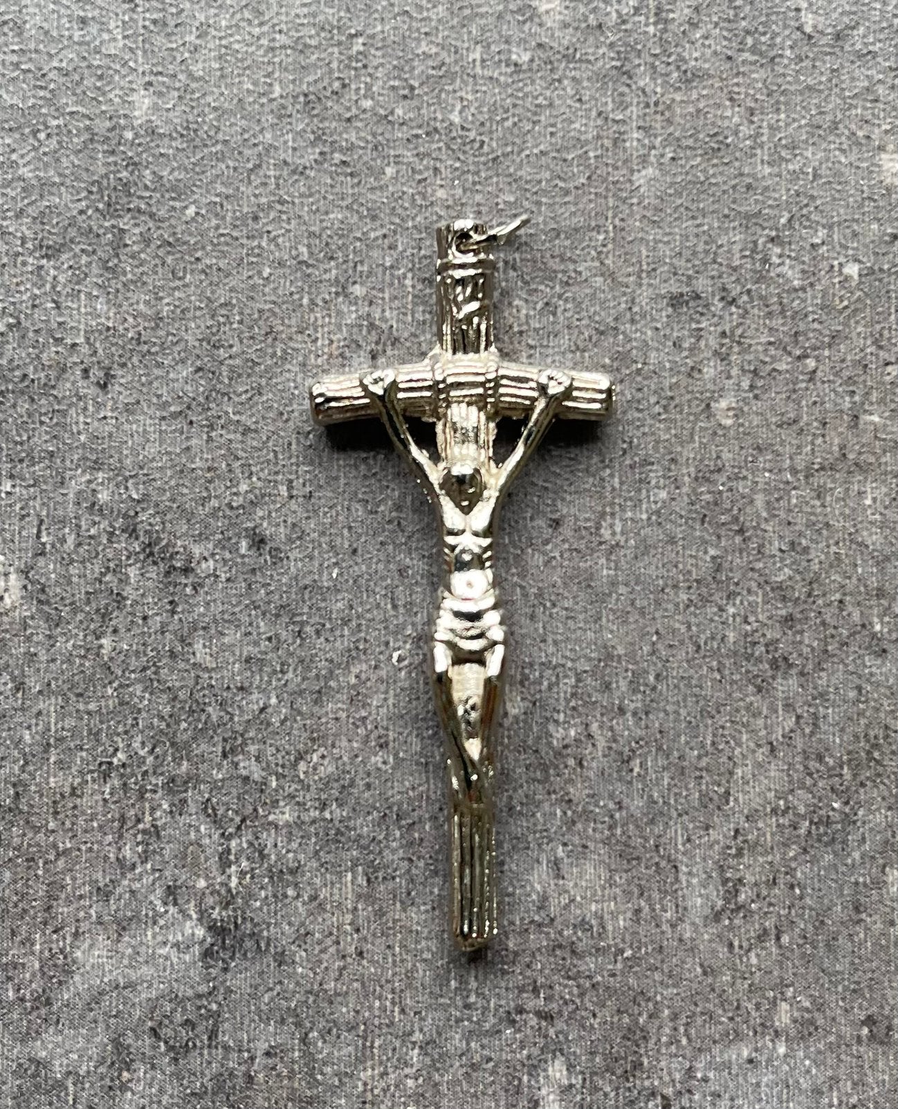 Zilverkleurige religieuze hanger kruisbeeld, Antiek en Kunst, Antiek | Religie, Ophalen of Verzenden