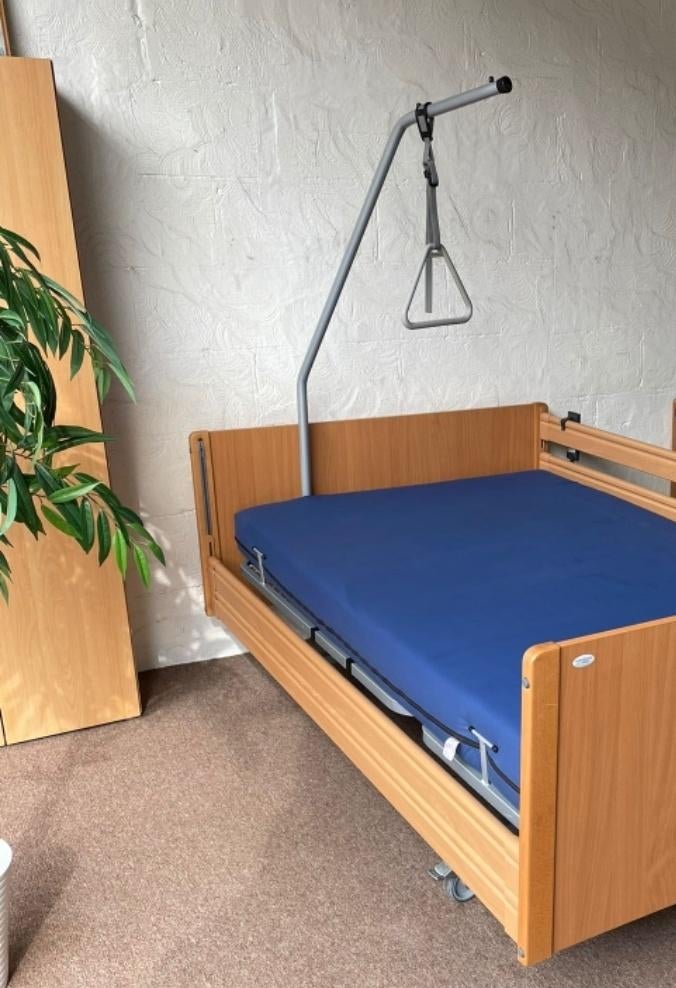 Hoog Laag zorg bed, Huis en Inrichting, Slaapkamer | Bedden, Ophalen, Verstelbaar, Zo goed als nieuw, Twijfelaar