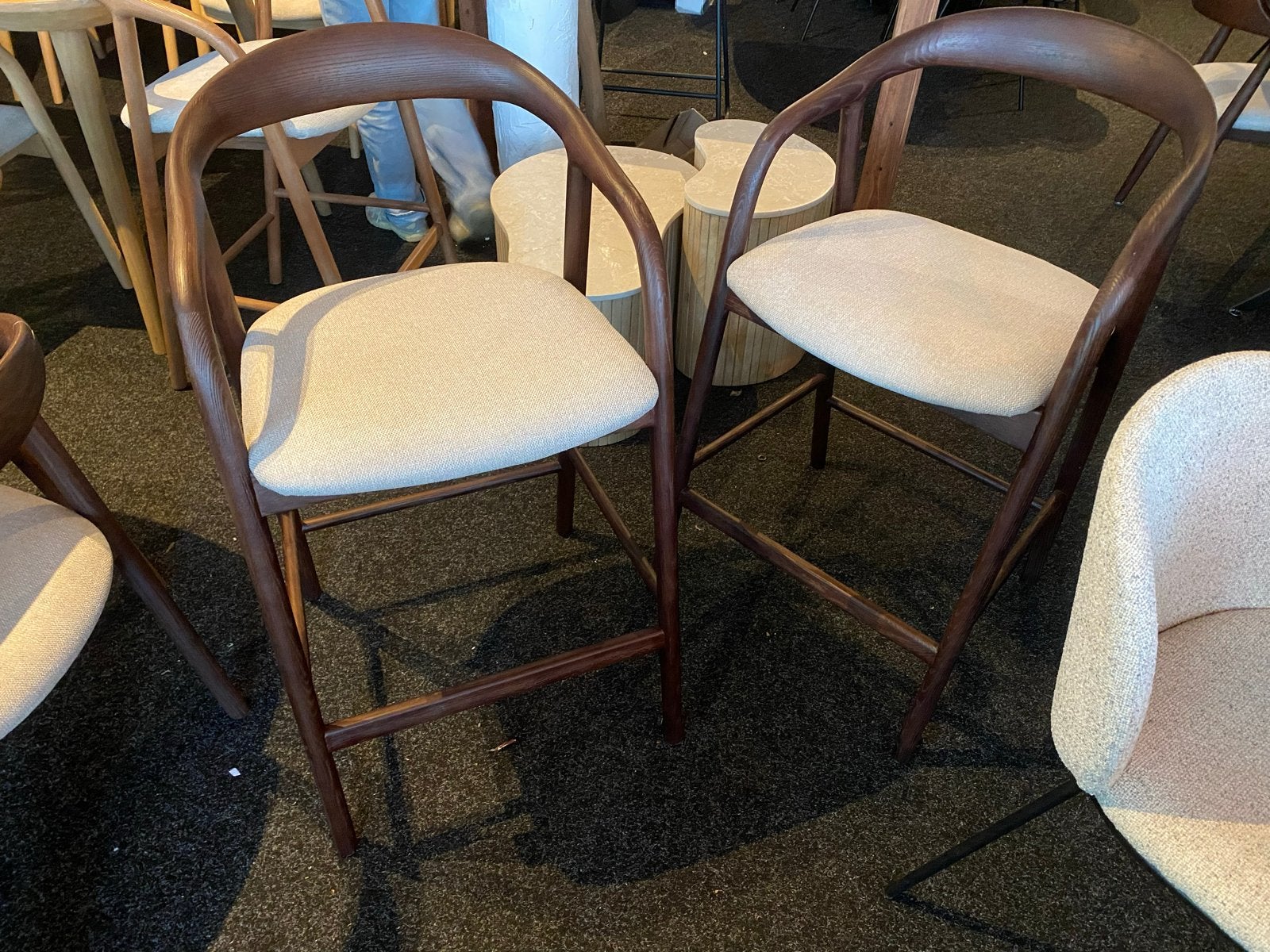 2 Donkerbruine Japandi Massief Essen Houten Barstoelen, Ophalen, Nieuw, 90 cm of meer, Hout