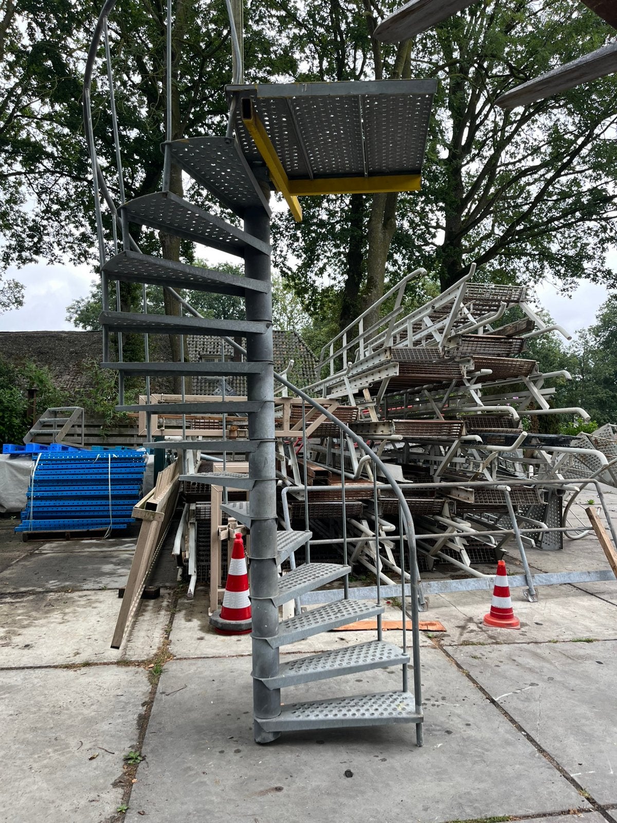Gegalvaniseerde wenteltrap 3.02 m hoog + bordes leuning 15 t, Ophalen, Gebruikt, Trap, 2 tot 4 meter