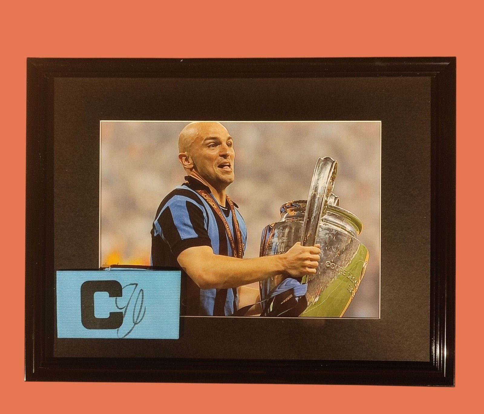 Ingelijste aanvoerdersband gesigneerd door Cambiasso met COA, Verzamelen, Sportartikelen en Voetbal, Ophalen of Verzenden, Zo goed als nieuw