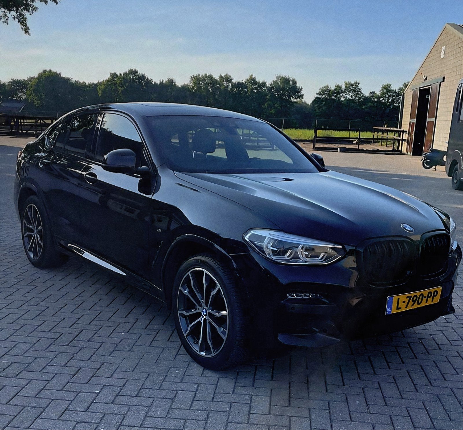 BMW X4 Xdrive20i 184pk Aut 2021 Zwart, Auto's, 1998 cc, 4 cilinders, 2000 kg, Lichtsensor