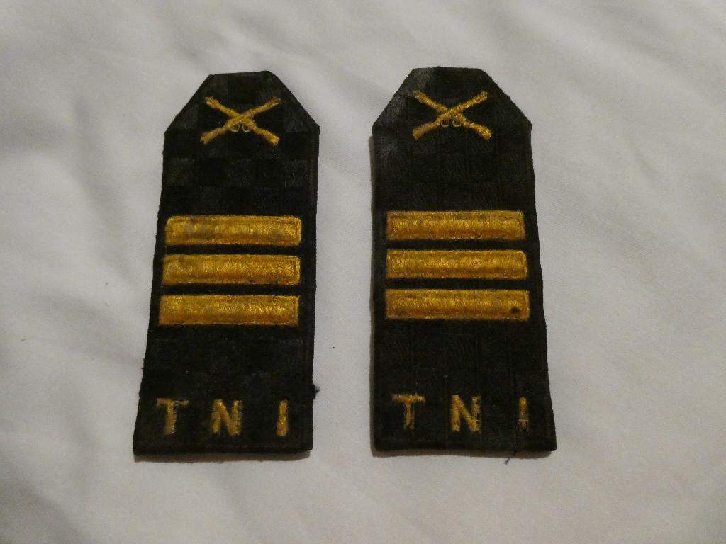 Schouderstukken kapitein TNI, Indonesië, Ophalen of Verzenden, Landmacht, Azië, Embleem of Badge
