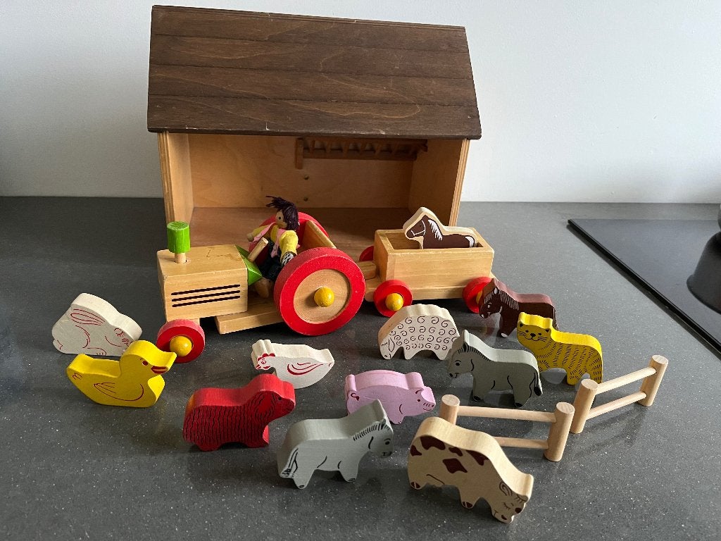 Houten boerderij met trekker, poppetje en dieren., Ophalen of Verzenden, Zo goed als nieuw
