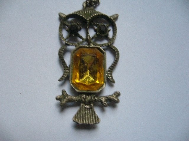 OUDE KETTING MET UILTJE MET GELE STEEN, Verzenden, Overige materialen, Ketting