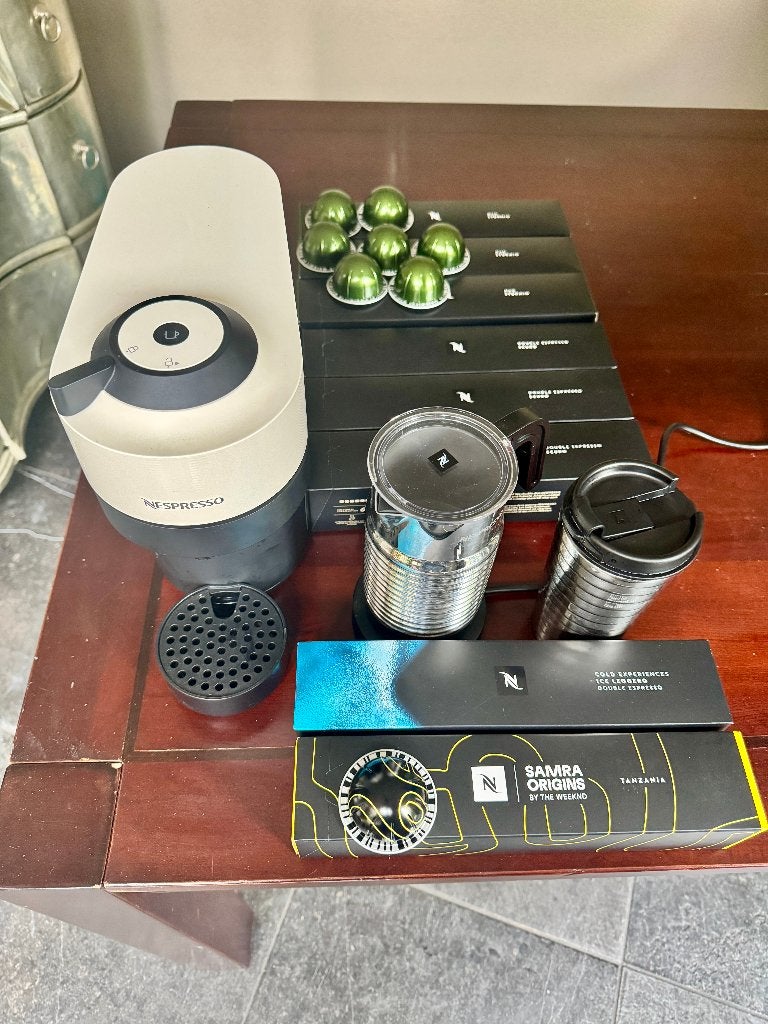 Nespresso Vertuo Pop-Aeroccino-Travel Mug-capsules, Koffiemachine, Ophalen of Verzenden, Zo goed als nieuw, 1 kopje