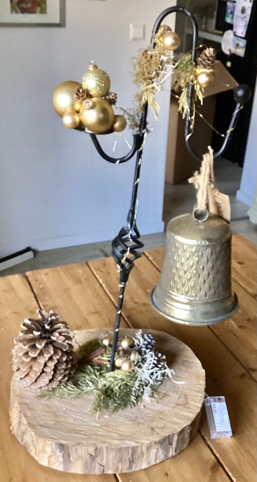 LEUKE KERSTBEL DECORATIE: STANDAARD MET BEL OP BOOMSCHIJF, Ophalen of Verzenden, Gebruikt