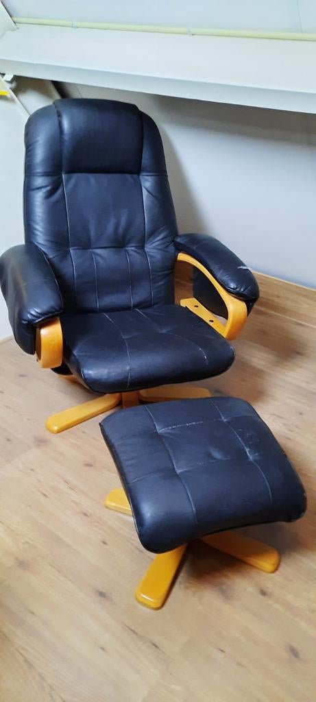 Zwarte, verstelbare relax fauteuil, met voeten bankje, Huis en Inrichting, Ophalen, Gebruikt, Hout, 50 tot 75 cm