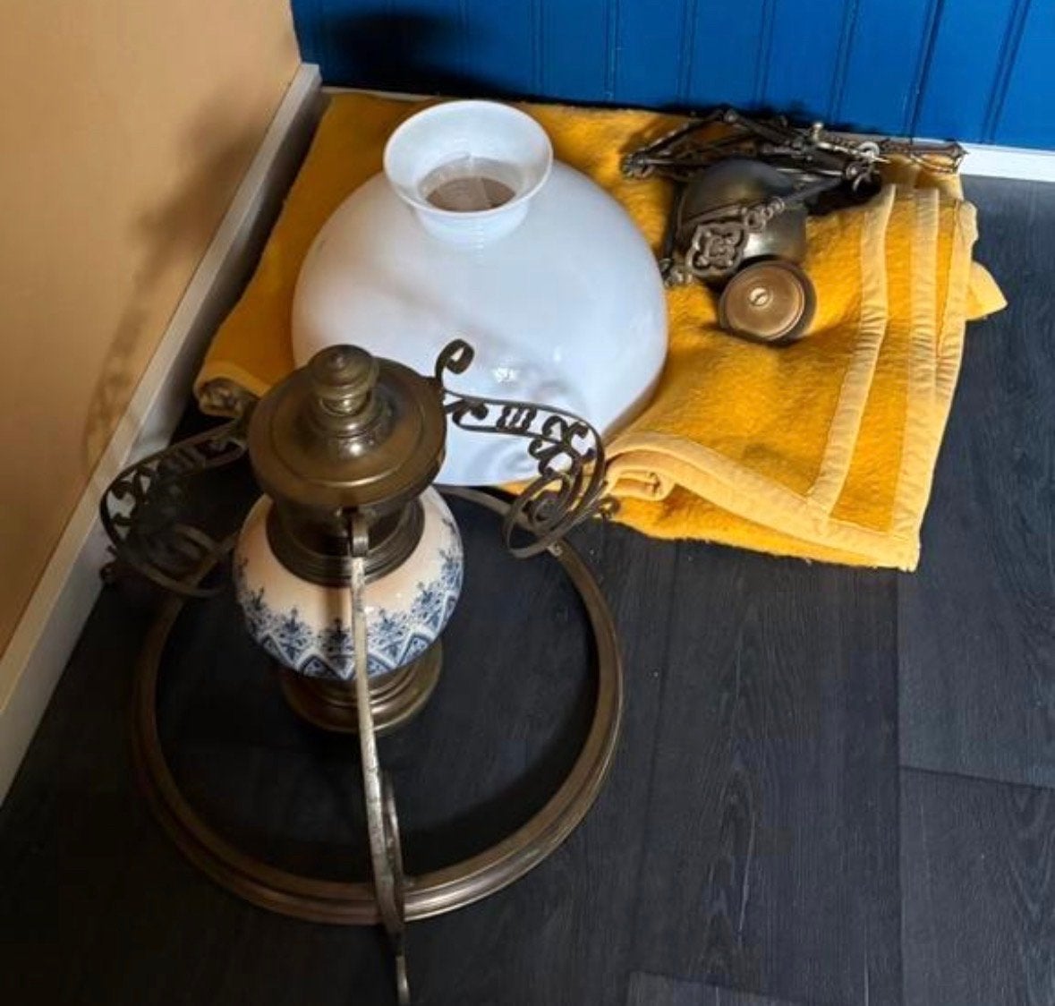 Antieke hanglamp met Delfts blauw decor en messing, Ophalen
