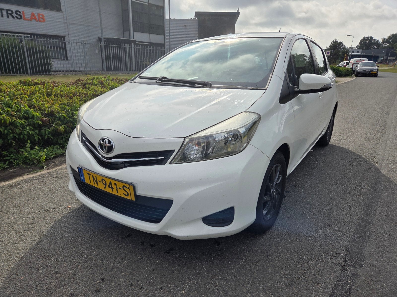 Toyota Yaris 1.0 12V Vvt-i 5DR 2012 Wit, 527 kg, Navigatiesysteem, Wit, Bedrijf