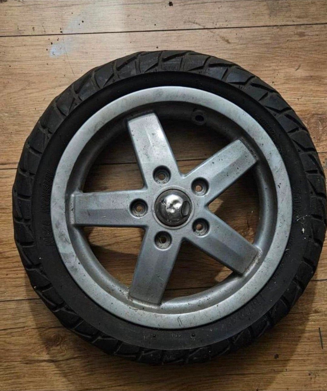 Voorwiel met band vespa lx / s
Ventiel mist €10, Ophalen of Verzenden