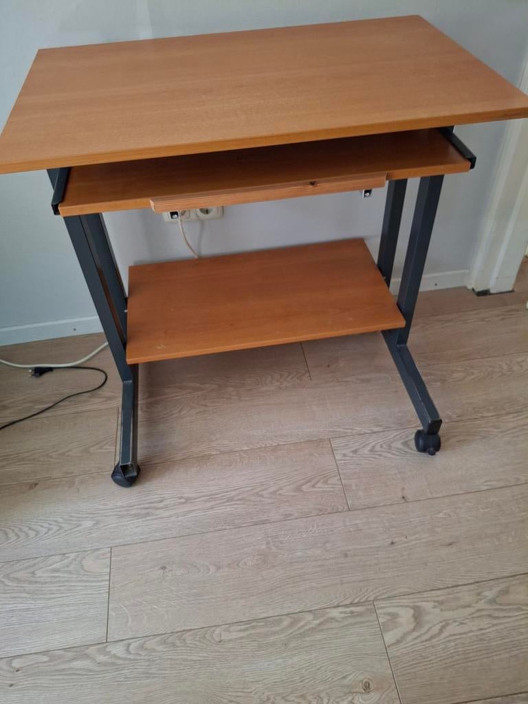 Computer tafel op wielen, Huis en Inrichting, Ophalen, Gebruikt, 40 tot 80 cm, 70 tot 120 cm