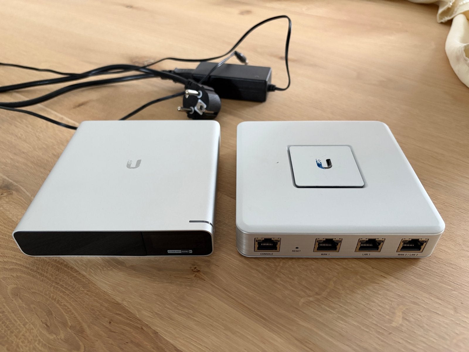 Unifi Cloud Key Gen2 Plus en Security Gateway (USG), Ophalen of Verzenden, Gebruikt, Router