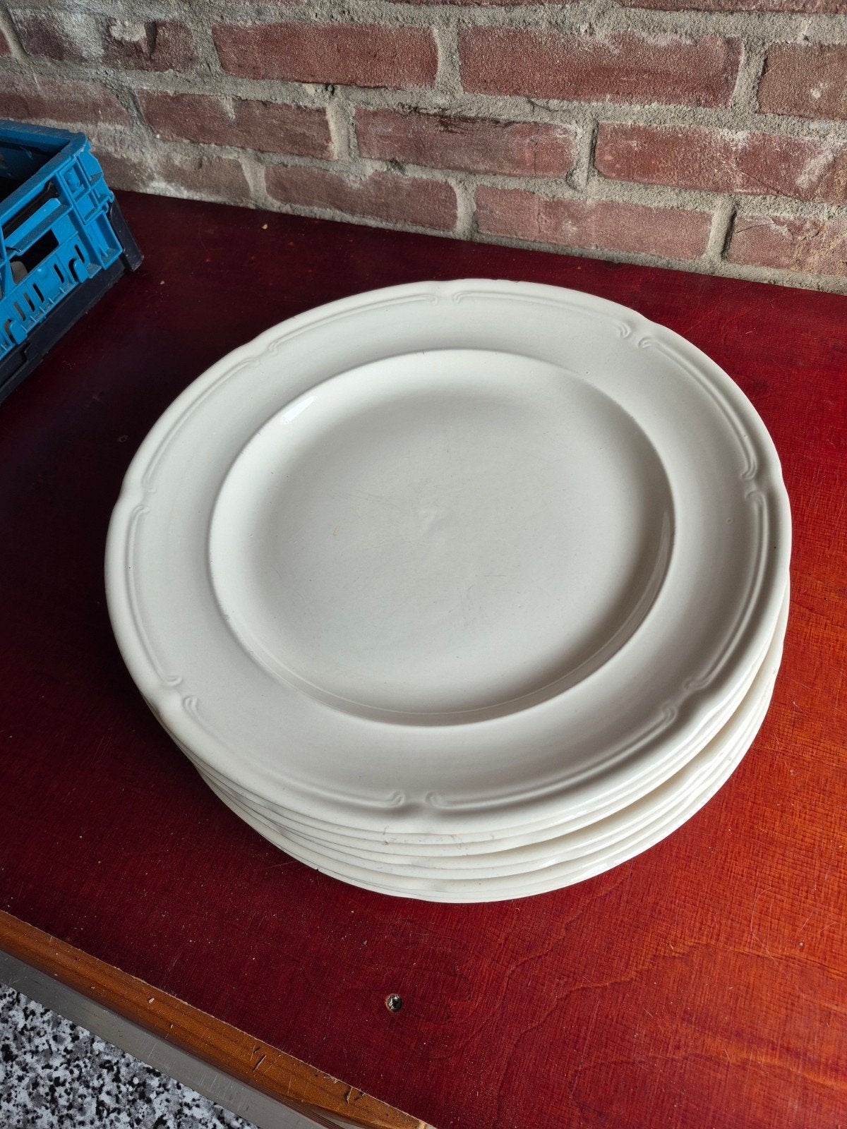 Set van 8 crème-witte borden met sierlijke rand, Antiek en Kunst, Ophalen