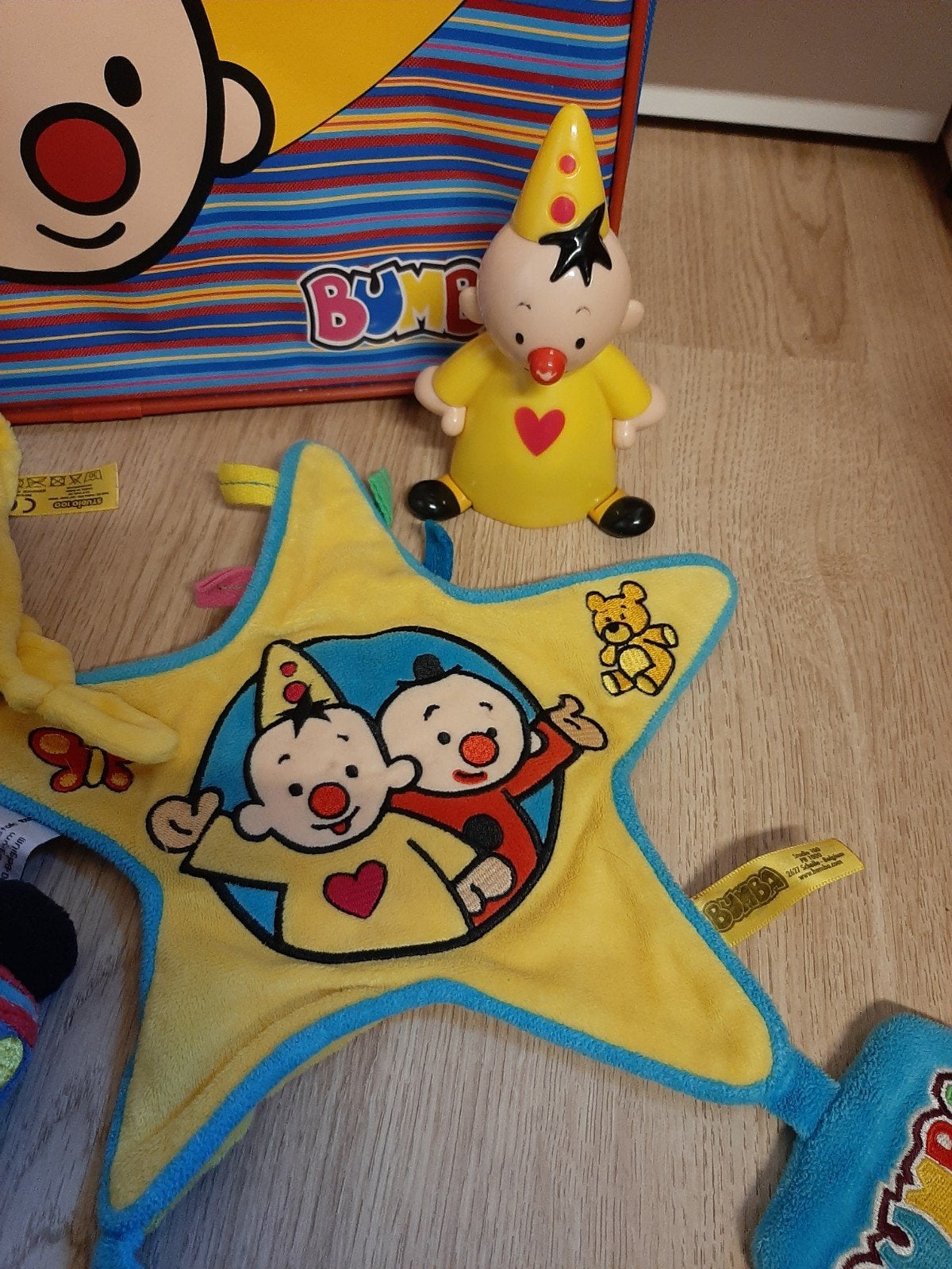 Bumba koffer met knuffeldoekje auto figuur en tuttedoek, Kinderen en Baby's, Speelgoed | Babyspeelgoed, Ophalen of Verzenden, Overige typen