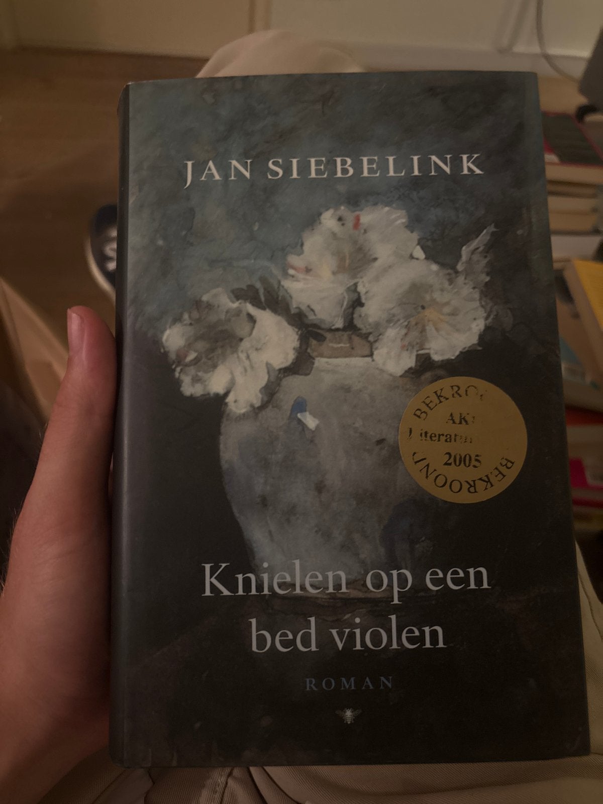 Knietelen op een bed violen - Jan Siebelink (licht beschadig, Ophalen of Verzenden, Gelezen