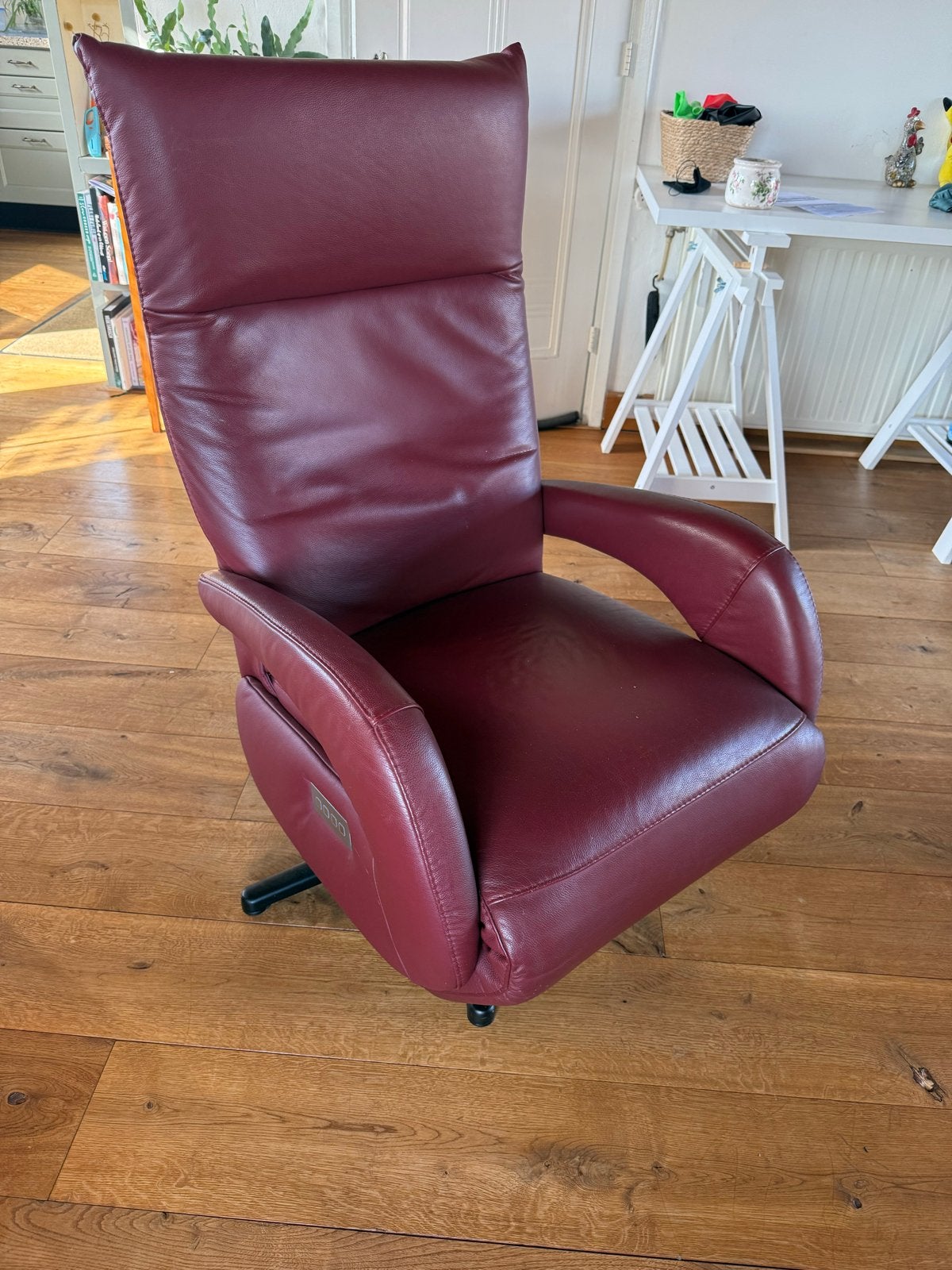 Luxe bordeauxrode relaxfauteuil met elektrische verstelling