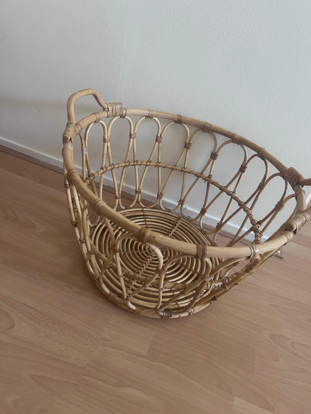 Stijlvolle Rotan Mand met Handvatten, Huis en Inrichting, Ophalen, Gevlochten, Mand, Zo goed als nieuw