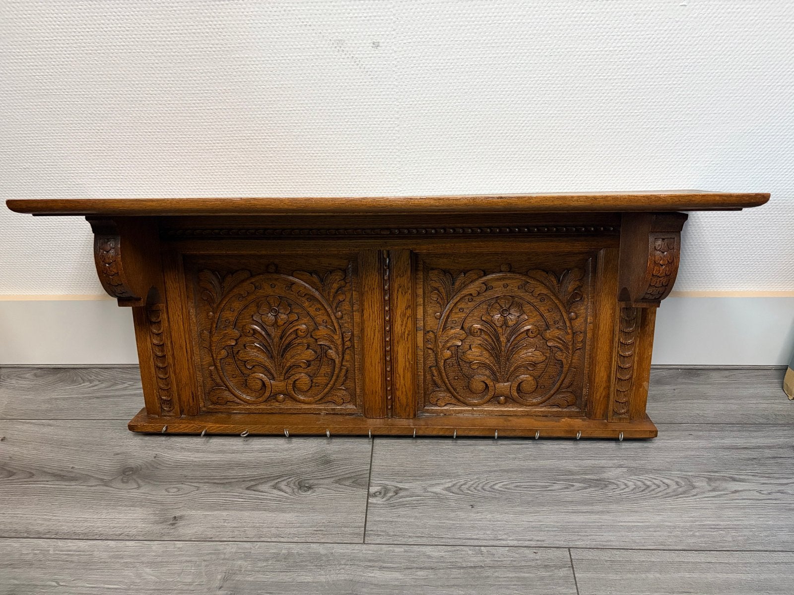Antieke houten wandplank met houtsnijwerk en haken, Ophalen