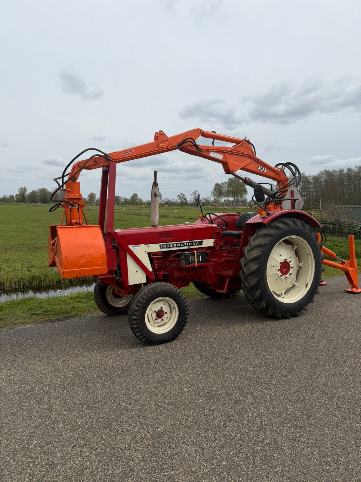 International 654 incl. Kenteken en Altas AL 405 kraan, Ophalen, Oldtimer, Case IH, Tot 80 Pk
