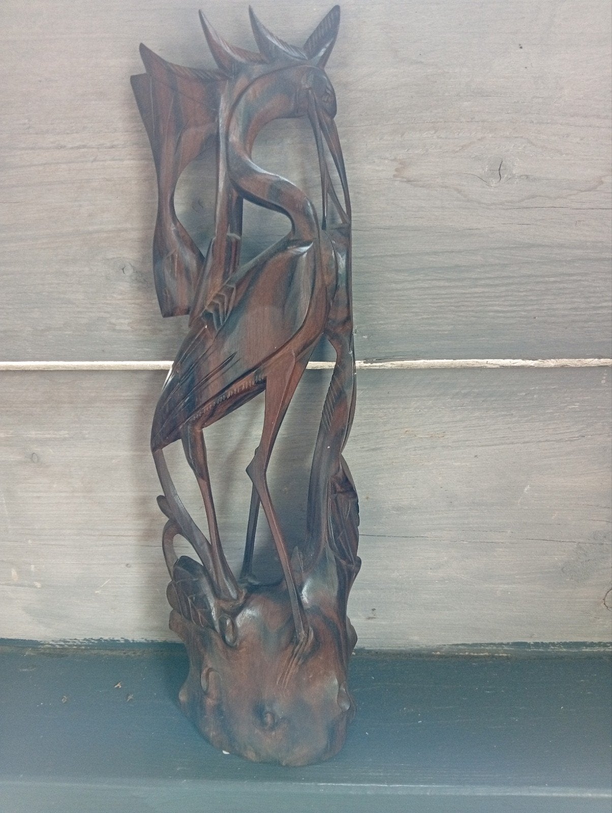 Handgesneden houten sculptuur van reiger met vis, Ophalen of Verzenden, Handgemaakt, 20 - 50 cm, Beeld