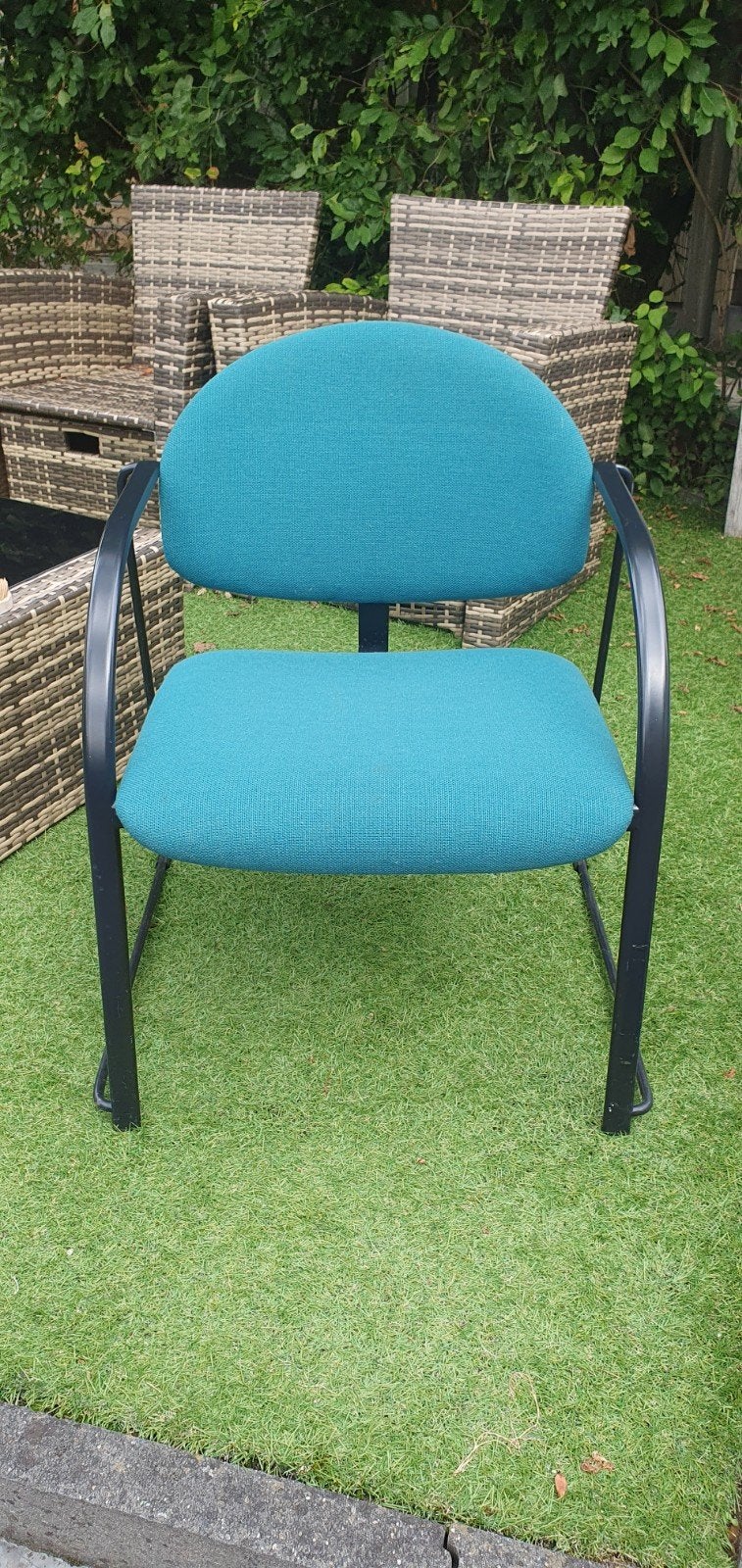 4 Stapelbare Stoelen - Turquoise Stof en Zwart Metaal, Ophalen, Gebruikt, Overige kleuren, Modern, Praktisch