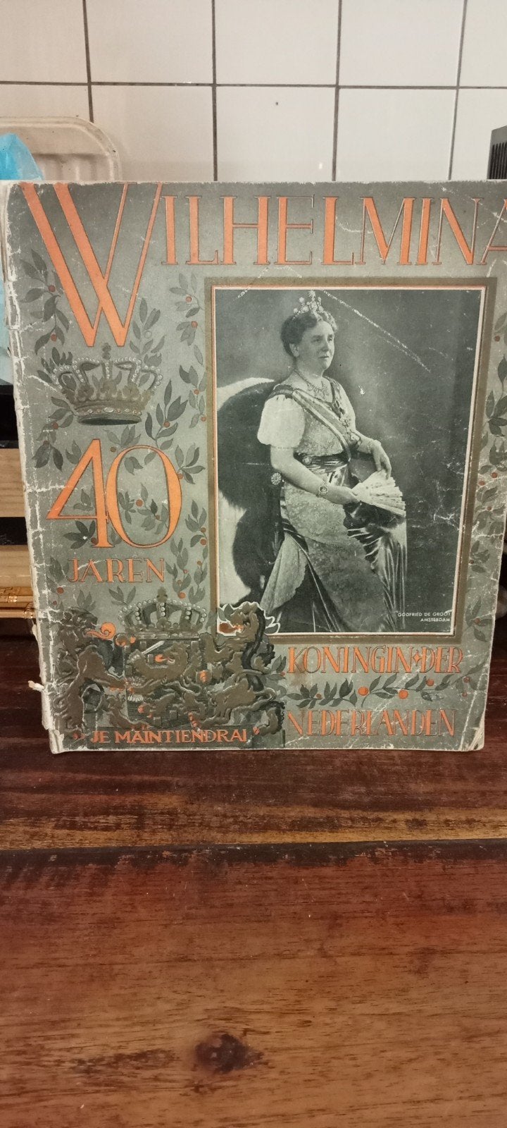 Wilhelmina 40 jaren koningin der Nederlanden jubileumboek, Boeken, De Uitgevers, Ophalen of Verzenden, 20e eeuw of later, Gelezen