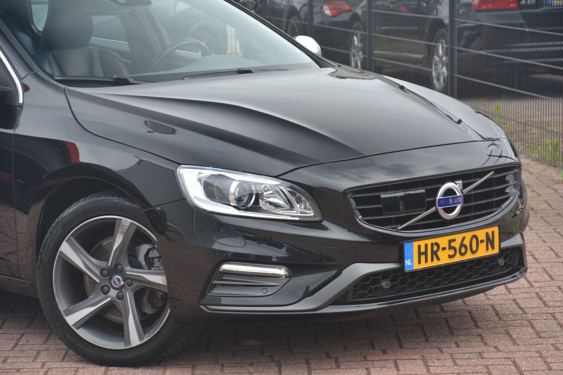 Volvo V60 2.4 D6 Twin Engine R-Design | Navigatie | Leer | L, Automaat, Automatische klimaatregeling, Vierwielaandrijving, 1880 kg