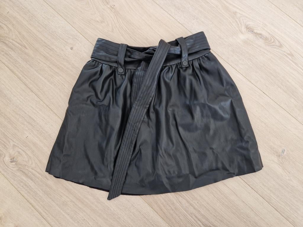 Nikkie nep lederen rok maat 36, Kleding | Dames, Rokken, Zwart, Ophalen of Verzenden, Zo goed als nieuw, Nikkie