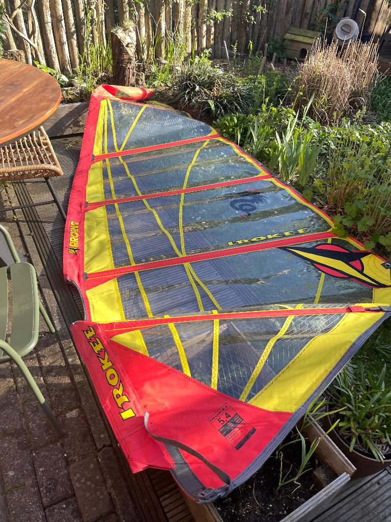 Surfzeil Arrows Irokee 5,4m2, Watersport en Boten, Windsurfen, Ophalen, 250 tot 300 cm, Met draagtas, 3.5 tot 5 m²