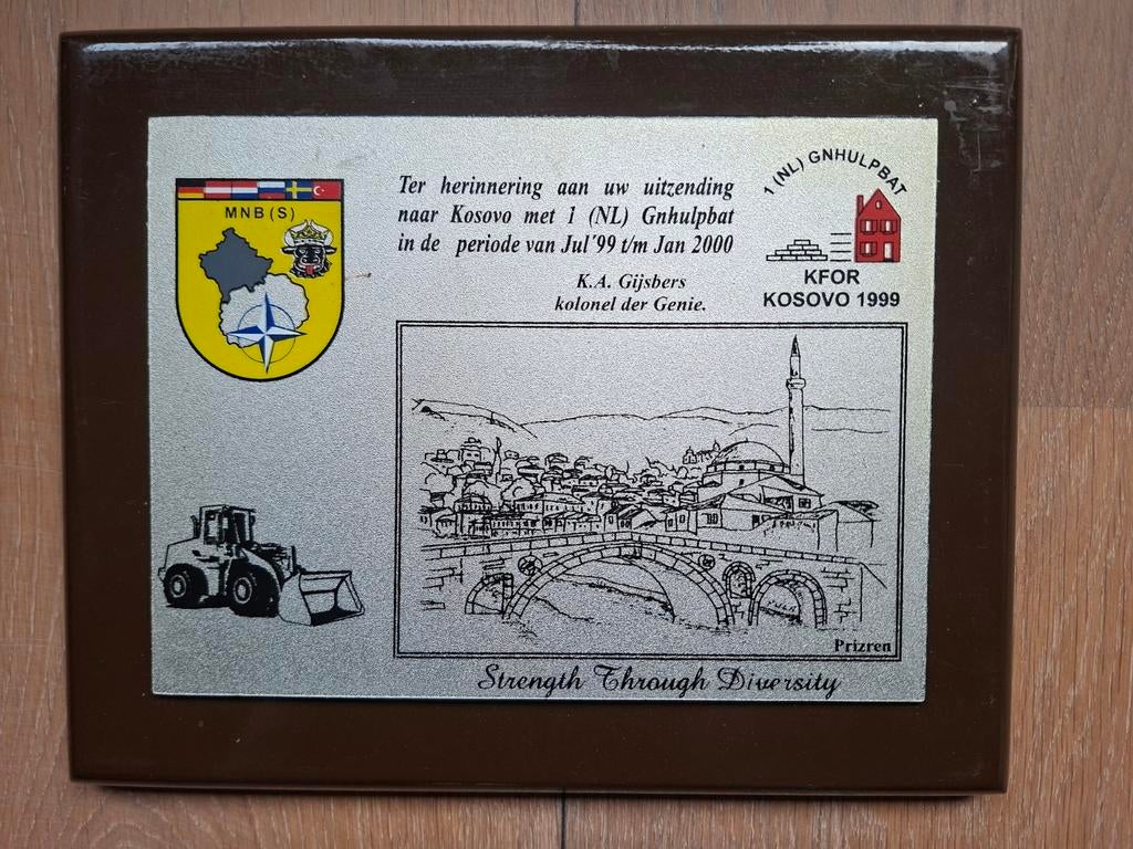 Schildje KFOR  Genie Kosovo 1999 1 (NL) gnhulpbat NATO, Ophalen of Verzenden, Landmacht, Nederland