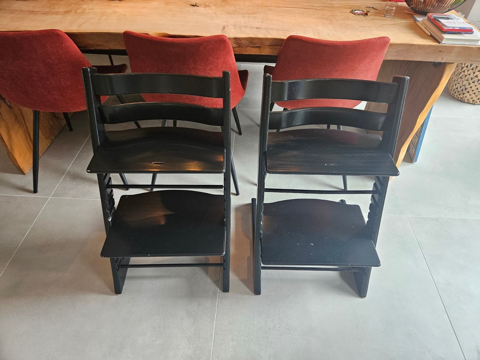 Twee zwarte tripp trapp meegroeistoelen, verstelbaar, Ophalen of Verzenden, Gebruikt, Meegroeistoel, Aanschuifbaar