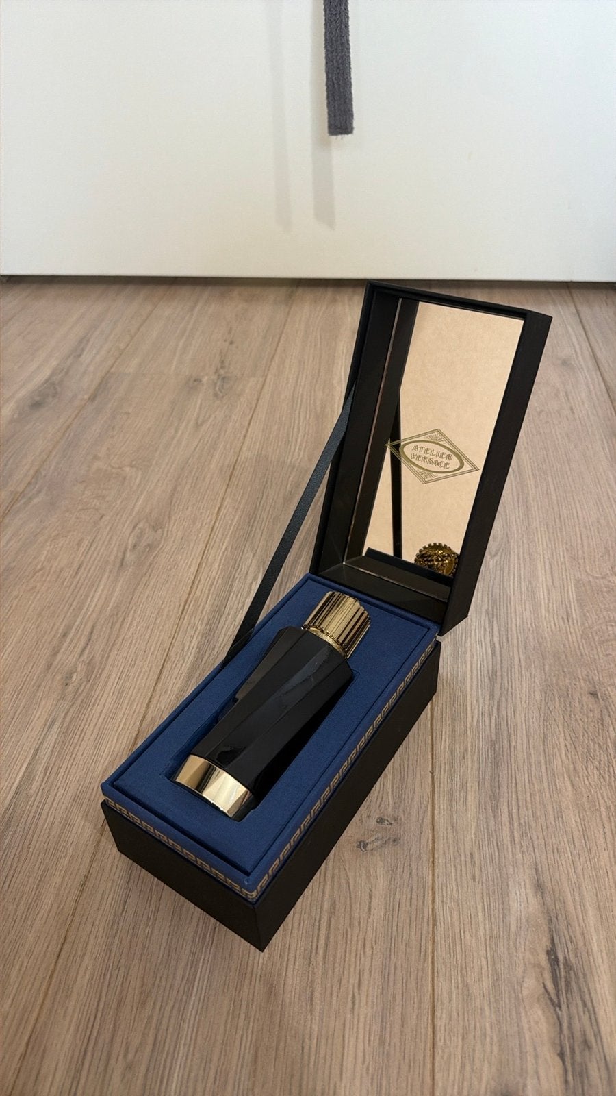 Versace Atelier Safrane Royal 100ml Eau de Parfum Spray, Verzamelen, Ophalen, Zo goed als nieuw, Parfumfles, Gevuld