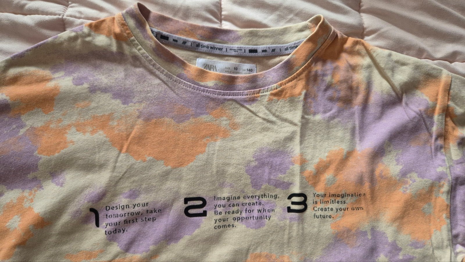 Zara T-shirt Tie-Dye met Tekstprint - Maat 140, Kinderen en Baby's, Kinderkleding | Maat 140, Gebruikt, Ophalen of Verzenden, Zara