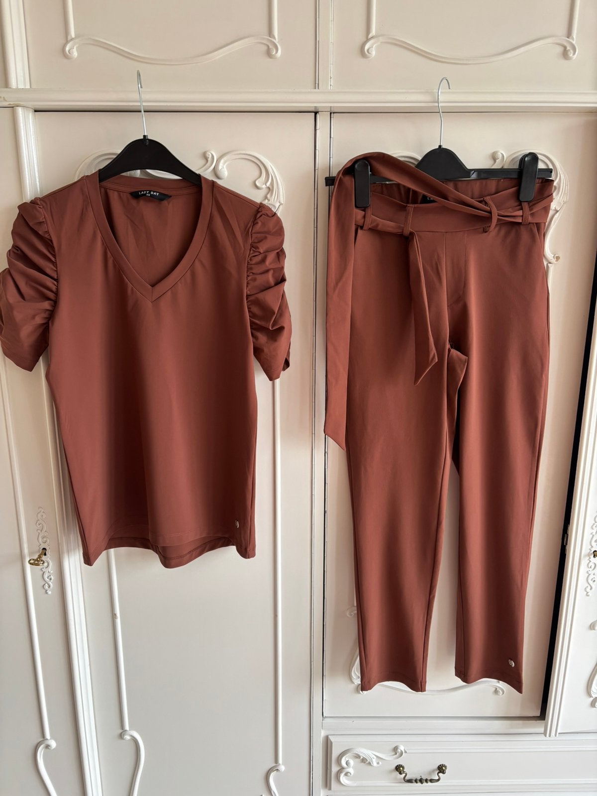 Nieuw travel shirt en broek merk Lady Day maat XS, Kleding | Dames, Bruin, Nieuw, Ophalen of Verzenden, Maat 34 (XS) of kleiner