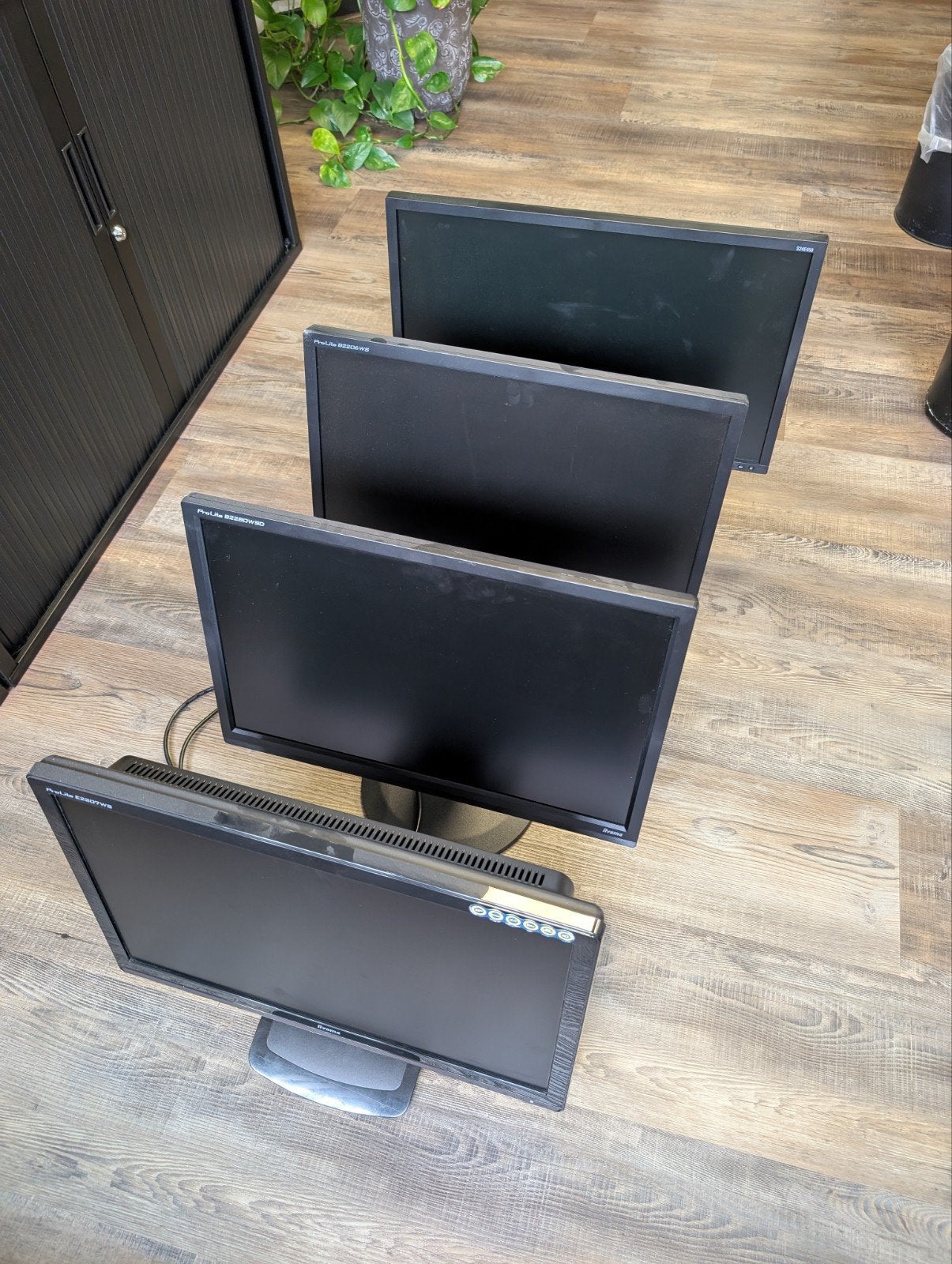 Set van 4 Iiyama ProLite E2208HDS monitoren, Ophalen, Gebruikt, Iiyama, Kantelbaar