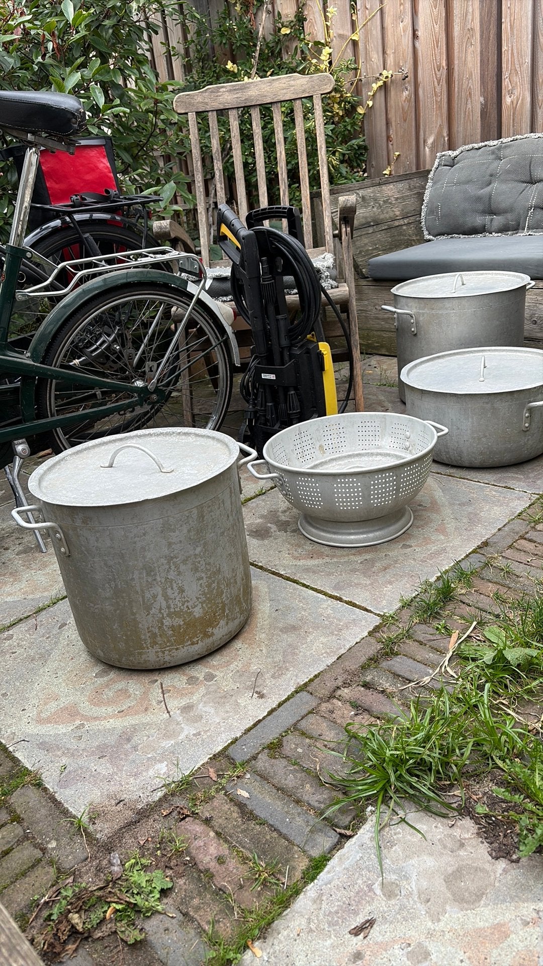 Drie grote alluminium pannen en een aluminium vergiet, Gebruikt, Met deksel, Aluminium, Pannenset