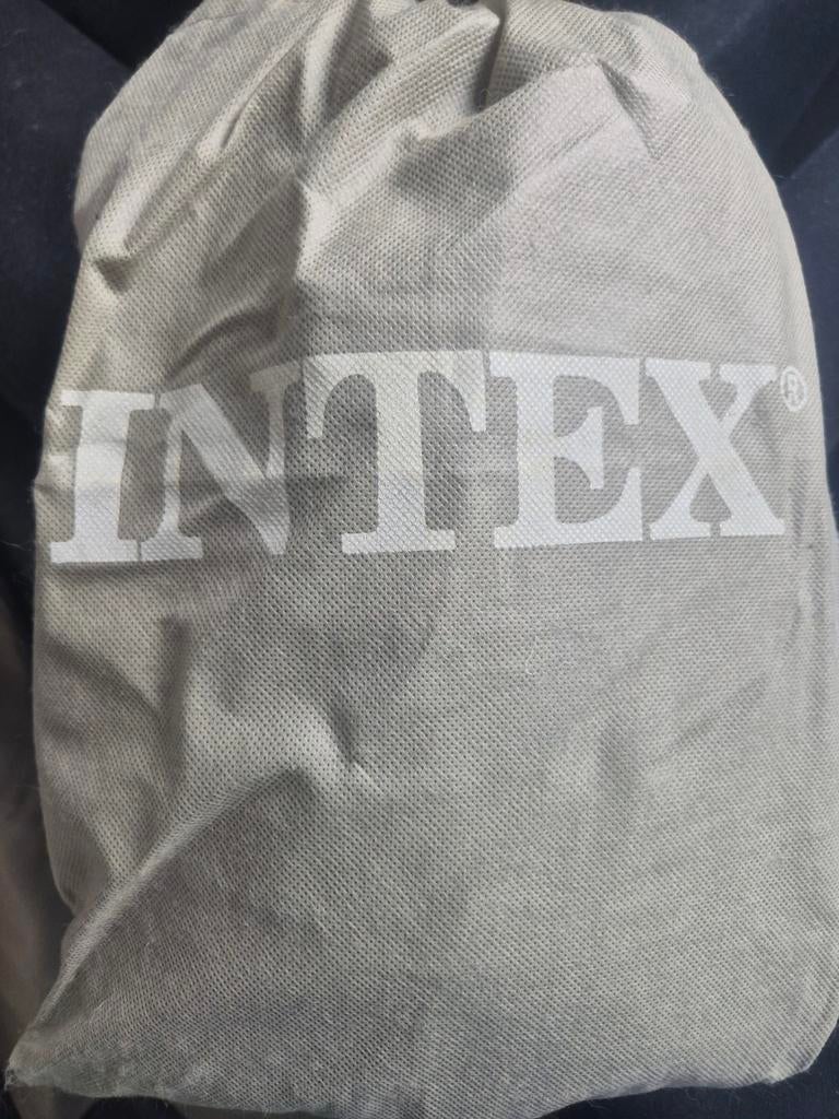 Intex Luchtbed met ingebouwde pomp., Ophalen of Verzenden, Zo goed als nieuw