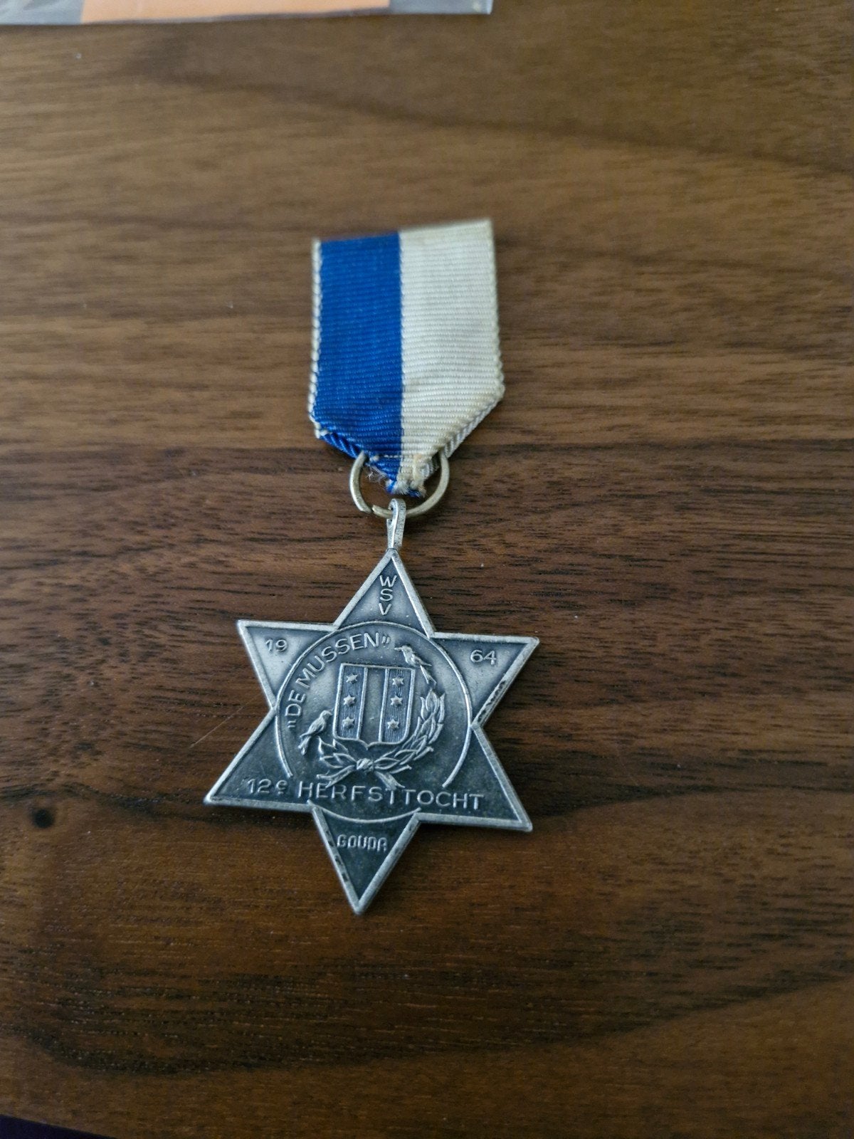 226 Zilverkleurig Herfsttocht Gouda Medaille 1964, Postzegels en Munten, Penningen en Medailles, Ophalen of Verzenden