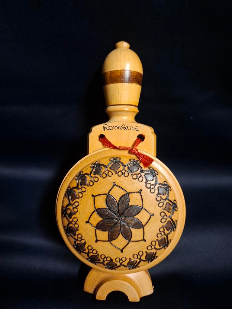 Handgesneden houten veldfles met Roemeense decoratie, Antiek en Kunst, Ophalen of Verzenden