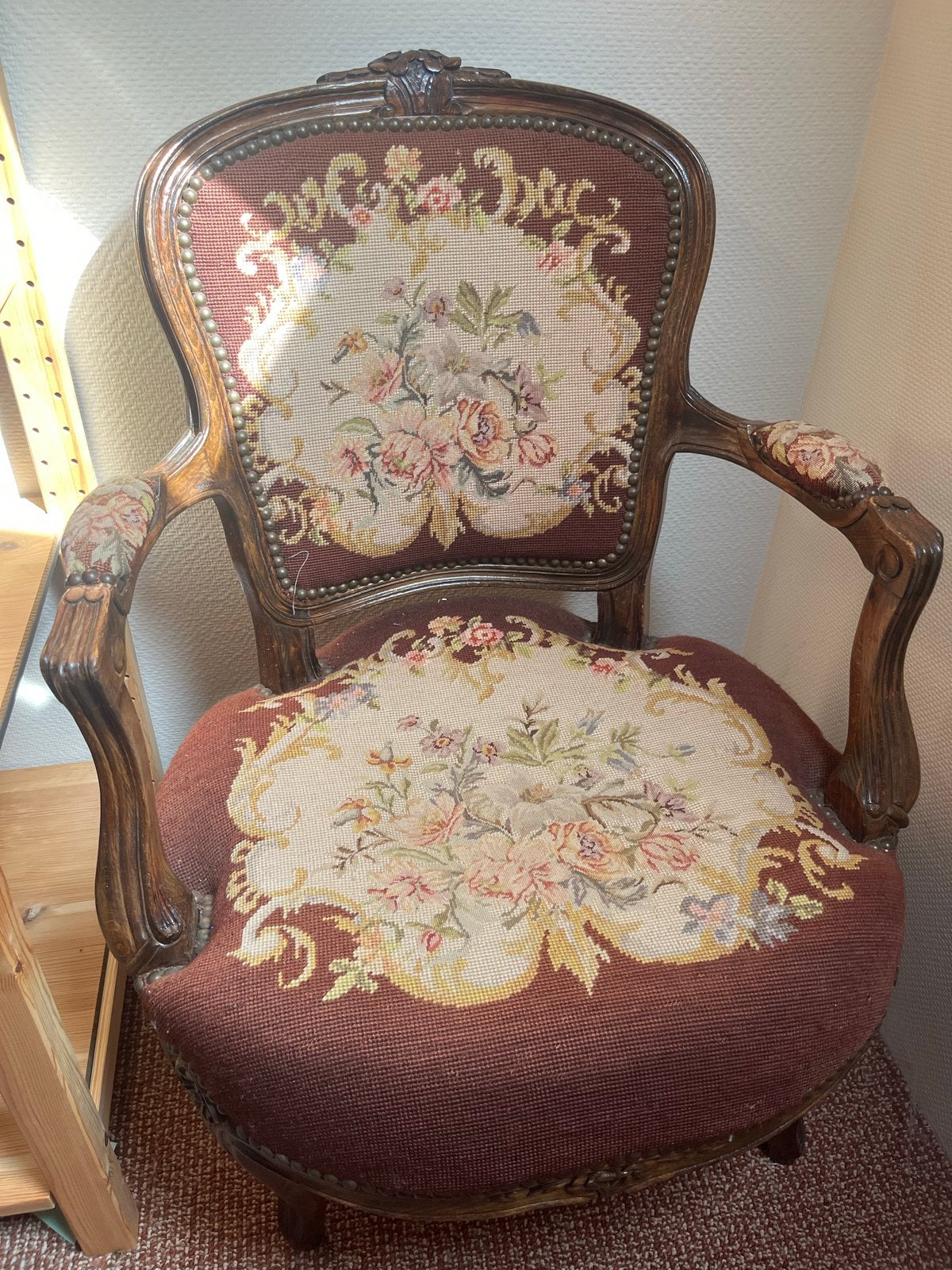 Antieke fauteuil met geborduurd bloemmotief, Ophalen