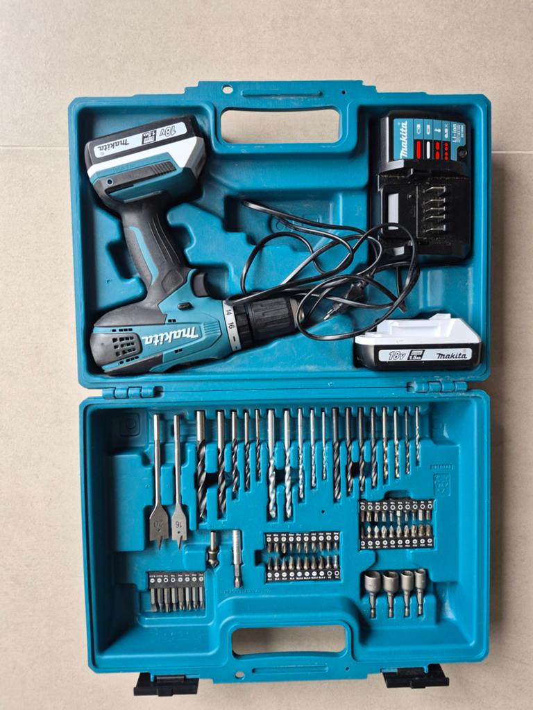 Makita Accuboormachine 18V met 2 accu's, boren, bits ,koffer, Ophalen of Verzenden, Zo goed als nieuw, Boor- en Schroefmachine