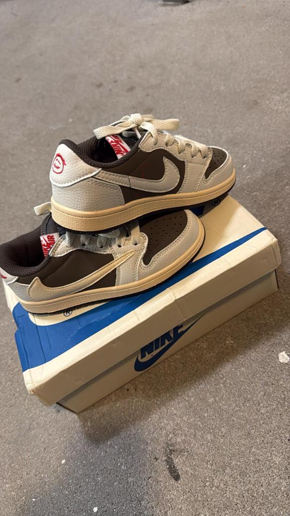 Nike Travis Scott kinderschoenen - Maat 30 (valt als 31), Kinderen en Baby's, Ophalen of Verzenden, Nieuw, Jongen of Meisje, Sportschoenen