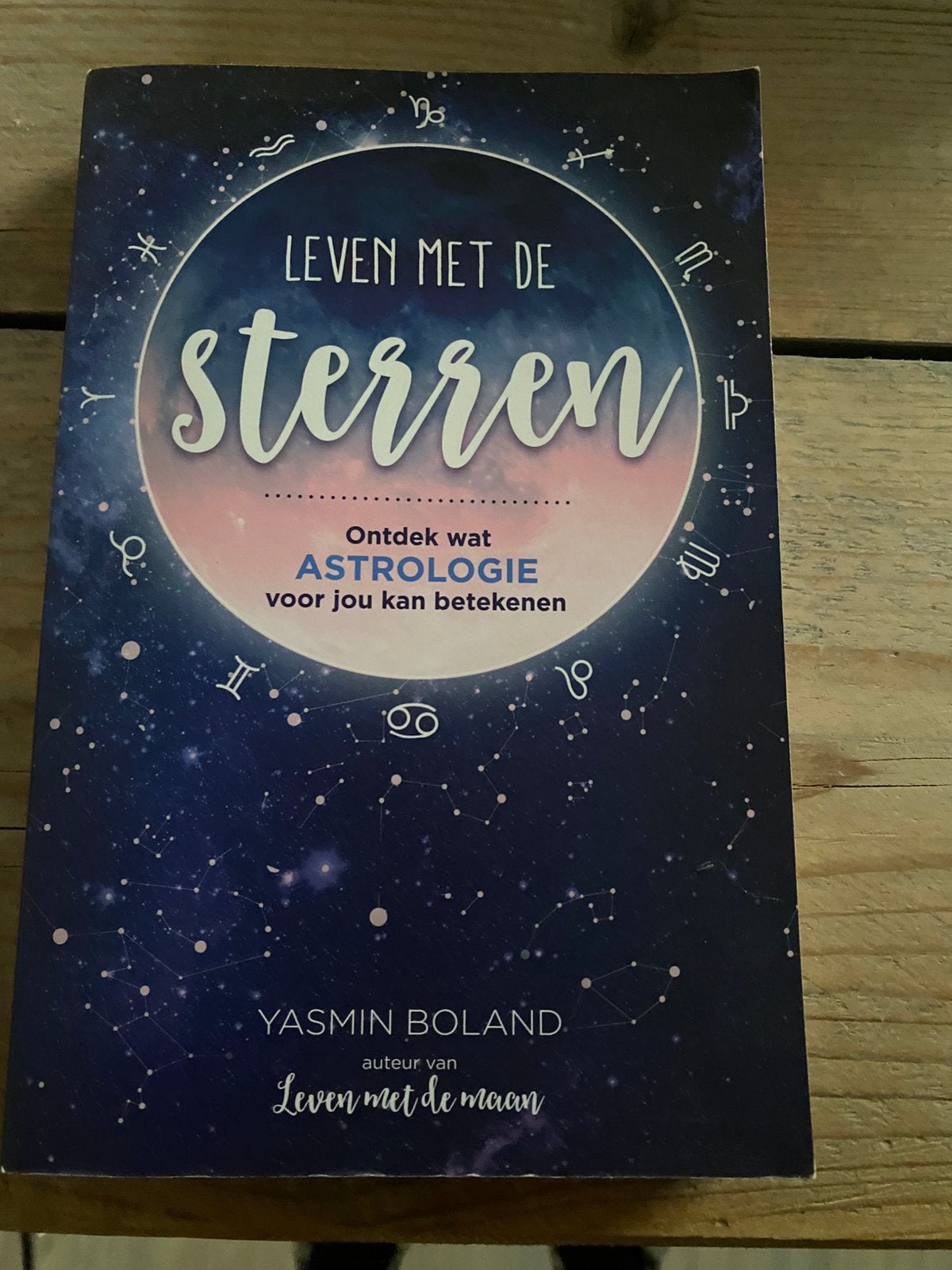Leven met de sterren – Yasmin Boland – astrologie, Ophalen of Verzenden, Zo goed als nieuw, Astrologie, Achtergrond en Informatie