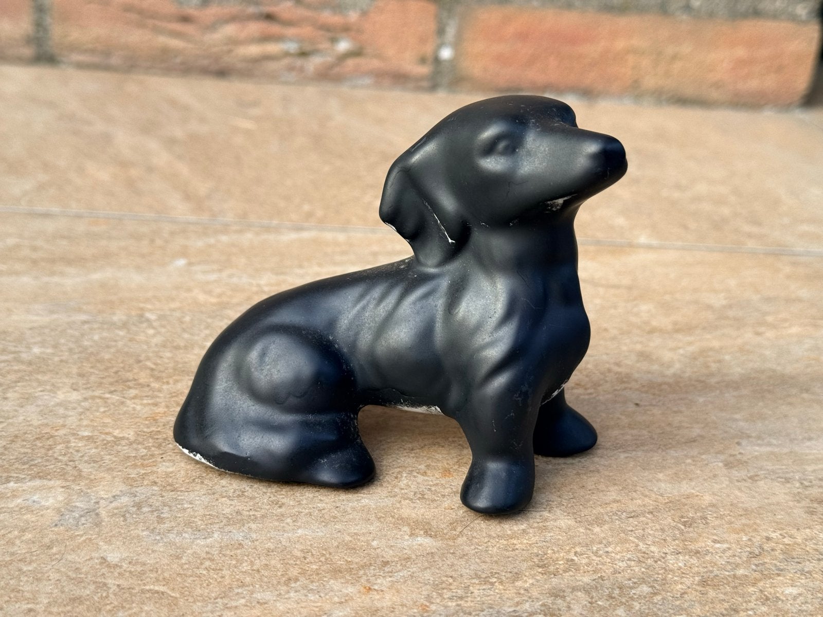 Zwart beeldje van een teckel , 10 cm lang, Verzamelen, Beelden en Beeldjes, Verzenden, Zo goed als nieuw, Dier